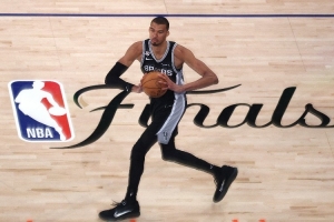 NBA76人VS雄鹿_高清直播_无插件在线观看