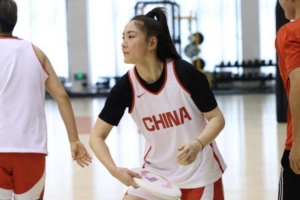 特别的热身方式！中国女篮用飞盘热身 兼顾预判/反应/专注/协作-7p
