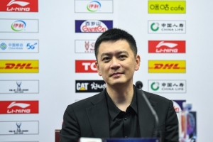 杨鸣：世界杯中场时各种前锋这渴了那饿了全来了 谁能记住后卫呢-us