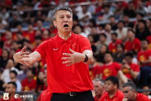 解说：中国男篮攻不进防不住 外线一点三分威胁都没 还说什么呢