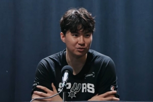 李贤重：我希望成为像克莱一样的球员 我的罚球节奏就是模仿他的-2s