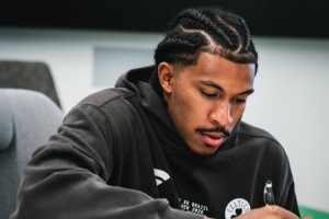 NBA马刺VS雄鹿_高清免费直播_无插件在线观看入口