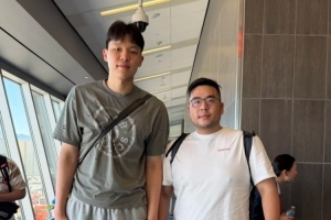 球迷拉斯维加斯机场偶遇杨瀚森！开拓者夏联首战将于后天开打！-8v