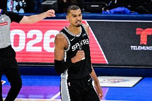 什么叫格局啊！DPOY&双一阵文班22岁降薪 文化认同不仅只为争冠？-oq